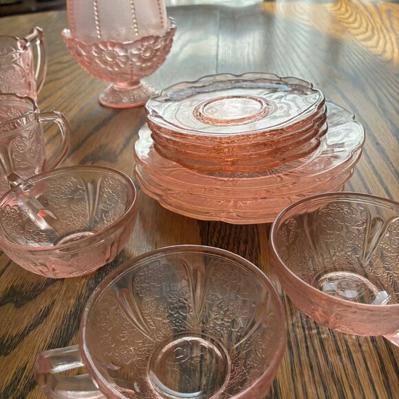 🌸 Vintage Pink Pressed Glass Mini Tea Set - Picture 2 of 4